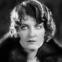 Alyce Mills als Flapper