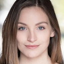 Leah West als Debutante