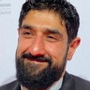 Bashar Al-Saoudi als Fængselsbetjent