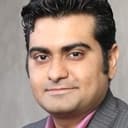 Akshay Kapoor als Tejas Rastogi