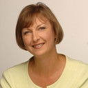 Andrea Petty als Mrs. Hudson