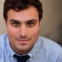 Jess McKay als Puppeteer