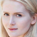 Annika Álofti als Agnes Petersen