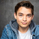 Parker Green als Drew