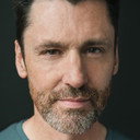 Dominic O'Flynn als Doctor James Reynolds