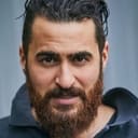 Ugur Kaya als Journalist Eral Guney
