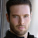 Tim Fields als Detective Kennedy