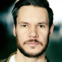 Jonathan Scholey als Roger