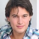 Kyle George als Chuck