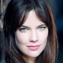 Katie McGuinness als Fanny Dickens / Mrs. Cratchit