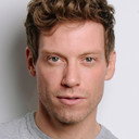 Barrett Foa als Elliot Morgan