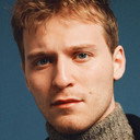 Fred Hechinger als Dmitri Kravinoff