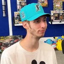 Alex Azor als Hat Guy