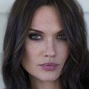 Laura James als Victoria