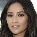 Shay Mitchell als Tina