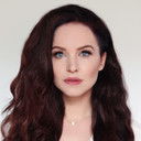 Liesl Ahlers als Hotel Receptionist