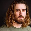 Aidan Carroll als László
