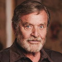 Hans Strydom als Dr. At Koster