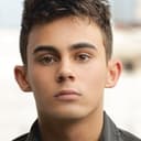 Tyler Alvarez als Larry