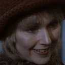 Maggie Henderson als Narrator
