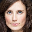 Ella Becroft als Tania Crean