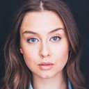 Dylan Brown als Serena