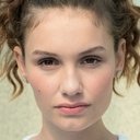 Valeria Eisenbart als George