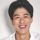 Kim Joong-ki als Section Chief Lee
