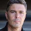 Carlos Bernard als Communications