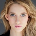 Yael Grobglas als Sarah Asher