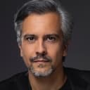 Rui Neto als Dr. Freitas