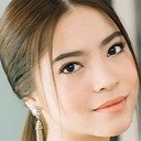Marina Sadanun Balenciaga als Grace
