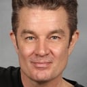 James Marsters als Simon