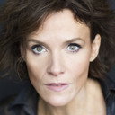 Molly Gaisford als Angie Grieves