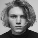 Ulrik Munther als John