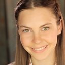 Kaitlyn Dias als Lucy Mills