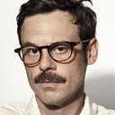 Scoot McNairy als DJ at Club