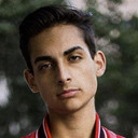 Elijah Macias als Punk Rocker