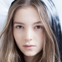 Ivy Matheson als Kayla Lum