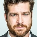Zachary Bennett als Agent Curtis