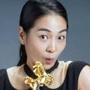 Vera Chen als Ms. Dou