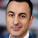 Erkan Özden als Nyhedsoplæser