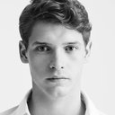 Billy Howle als John