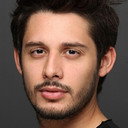 Özgün Karaman als Dr. Berk Aygün