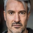 Lukas Spisser als Derek Helbert