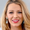 Blake Lively als Gina