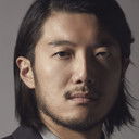 Michael Liu als Front Desk Clerk