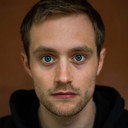 Adrian Julius Tillmann als Adam Reichelt
