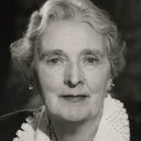 Sybil Thorndike als The Queen Dowager