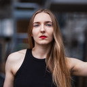 Laura Schulten als Alina